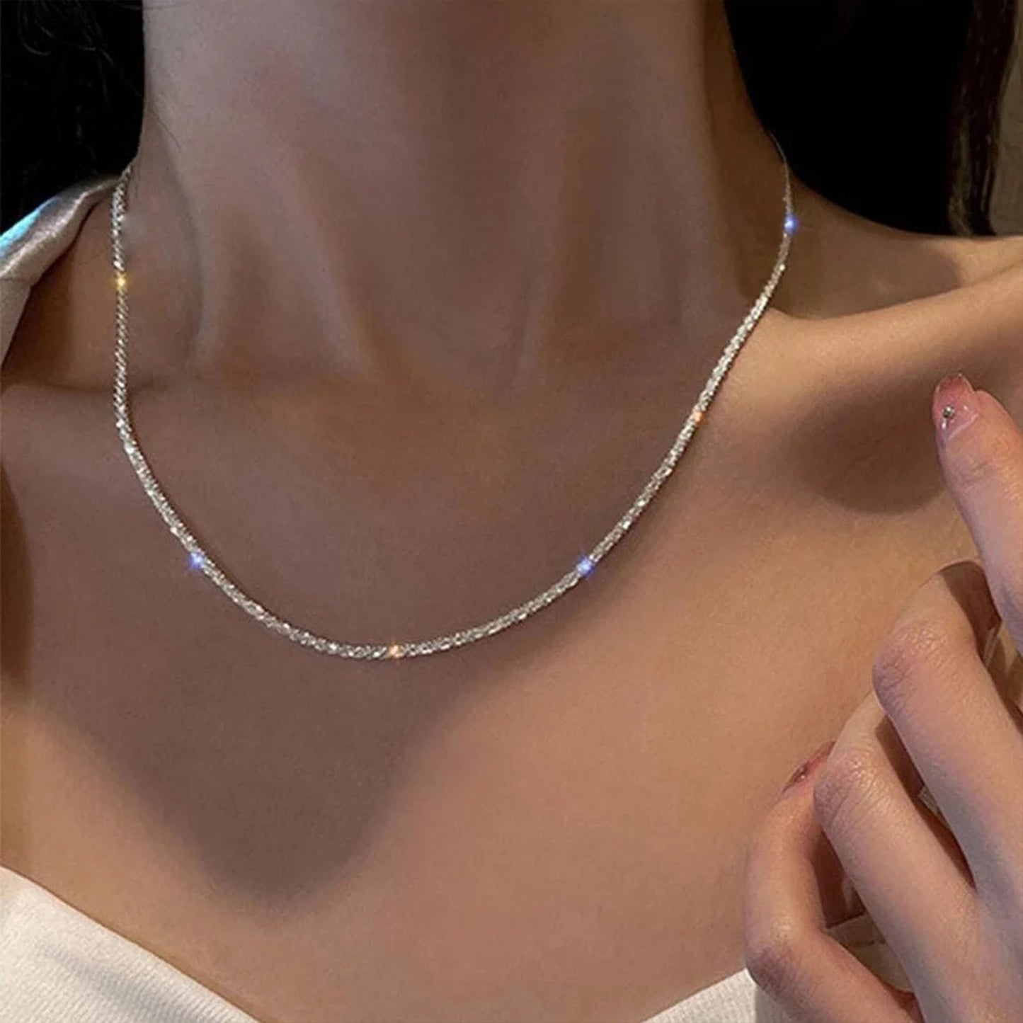 Collier Scintillant Argenté – Élégance Moderne