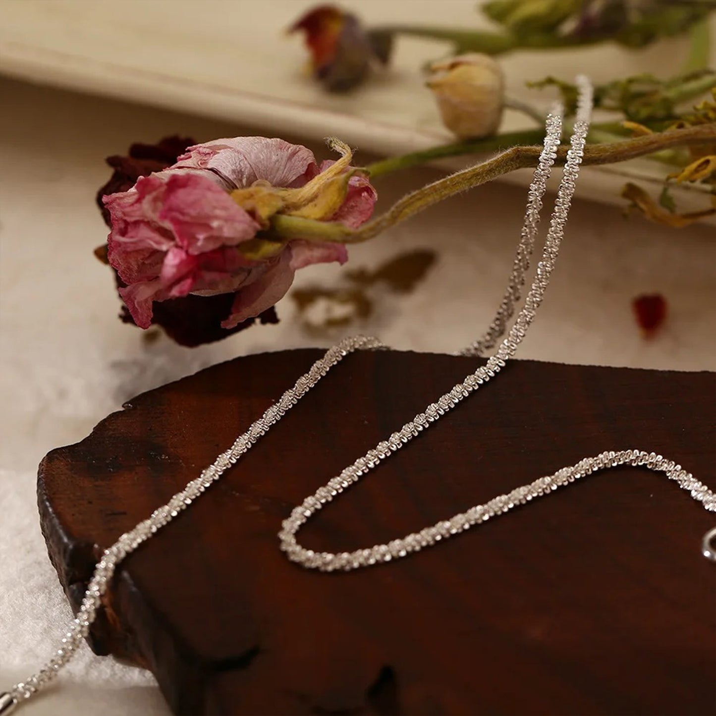 Collier Scintillant Argenté – Élégance Moderne