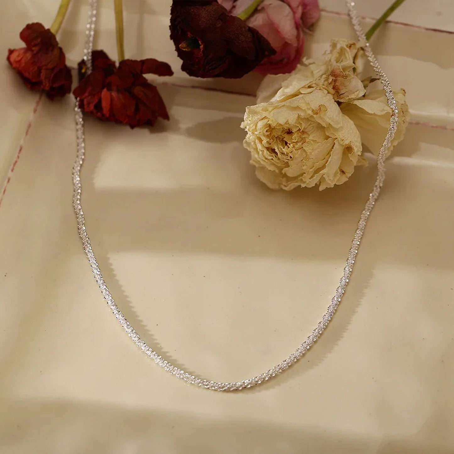 Collier Scintillant Argenté – Élégance Moderne