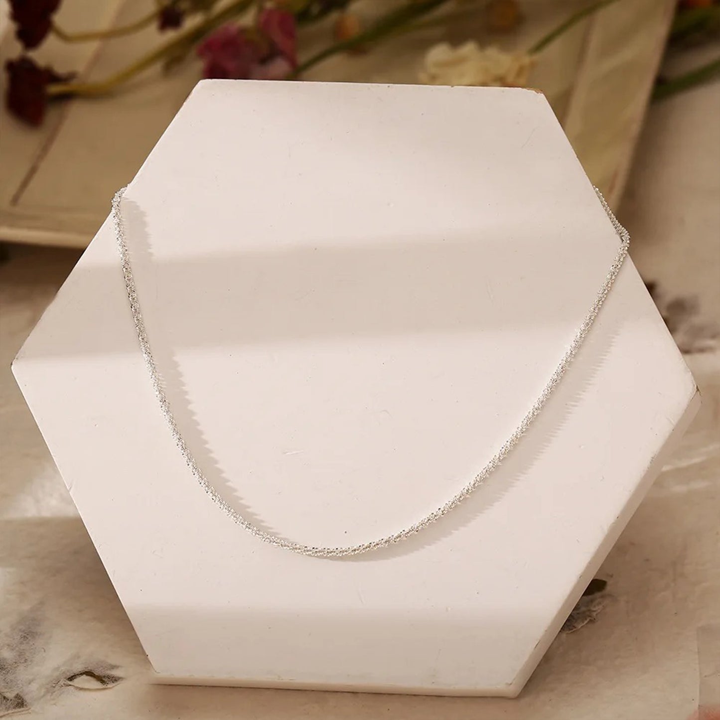 Collier Scintillant Argenté – Élégance Moderne
