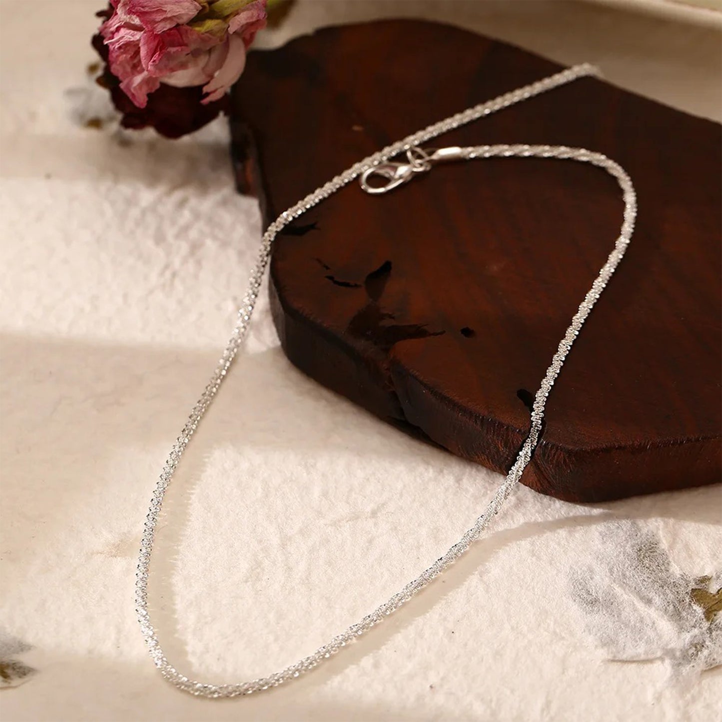 Collier Scintillant Argenté – Élégance Moderne